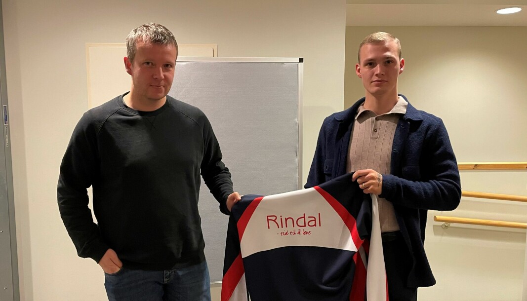 Rindals-trener Lars Ole Heggem ønsker Sondre Næss Bolme velkommen hjem igjen.