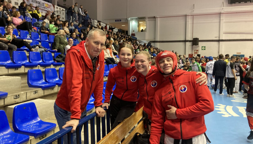 I helga har tre Surnadal ntn klubb vore på Malaga Open. Her ser vi Hans Snekvik, supporter og altmulegmann, Heidi Fiske, Aurora Dønheim Berle og Daniel Mørck Paradina. I helga har tre Surnadal ntn klubb vore på Malaga Open. Her ser vi Hans Snekvik, supporter og altmulegmann, Heidi Fiske, Aurora Dønheim Berle og Daniel Mørck Paradina.