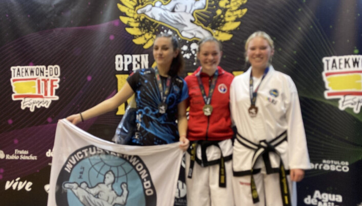 Aurora på toppen av pallen i sparring. Aurora på toppen av pallen i sparring.