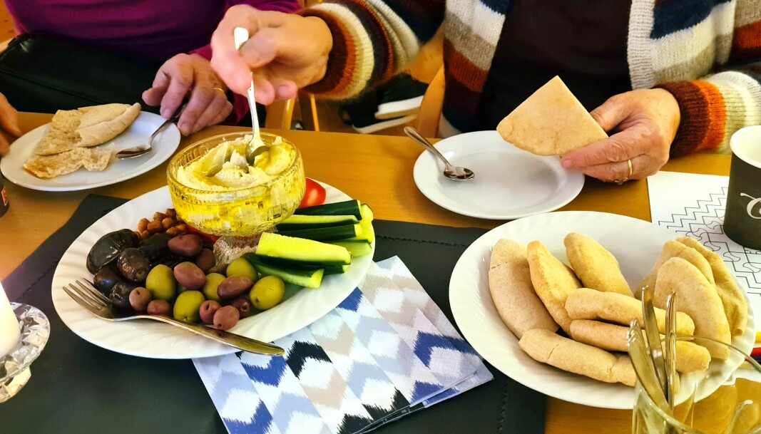 Smak av ANAFORA! Forsamlinga fekk dele eit AMFORA-måltid, sunt og smakfullt! - Pitabrød, oliven, dadlar, tomat, agurk, kikerter og humus (av kikerter).