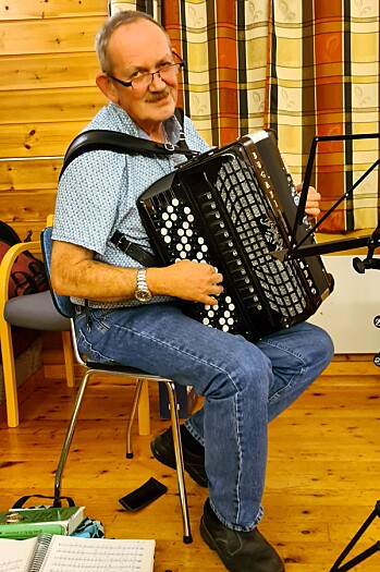 Jan Sturla Jensvold leda salmesongen. Jan Sturla Jensvold leda salmesongen.