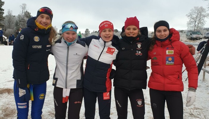 "Lagbilde" av junior-kretslaget for jenter, hvor alle var godt fornøyd, og hevdet seg bra i svenskenes åpning. Petronella Haram, Mabel Amundsen, Eva Ingebrigtsen, Selma Nevin og Mali Eidnes Bakken. "Lagbilde" av junior-kretslaget for jenter, hvor alle var godt fornøyd, og hevdet seg bra i svenskenes åpning. Petronella Haram, Mabel Amundsen, Eva Ingebrigtsen, Selma Nevin og Mali Eidnes Bakken.