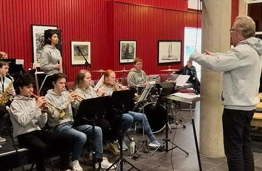 Nordmøre Ungdomsstorband og dirigent Alf Ekholm – her på besøk i Surnadal Kulturhus Nordmøre Ungdomsstorband og dirigent Alf Ekholm – her på besøk i Surnadal Kulturhus