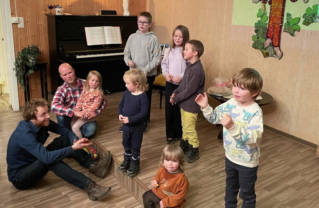 Dei yngste sjarmerte med «Kven har skapt alle blomane?» Dei yngste sjarmerte med «Kven har skapt alle blomane?»