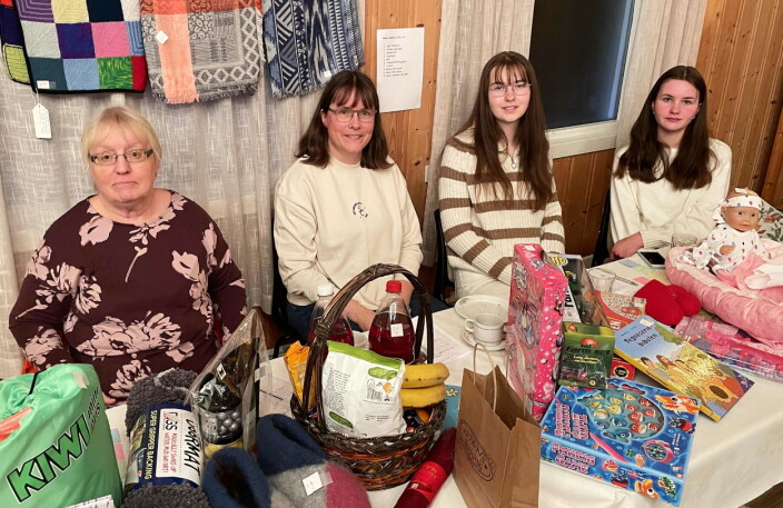 Basarbordet vart mykje besøkt – og Gunn Mary (frå venstre), Marit, Elise og Ida skreiv nummer i massevis. Basarbordet vart mykje besøkt – og Gunn Mary (frå venstre), Marit, Elise og Ida skreiv nummer i massevis.