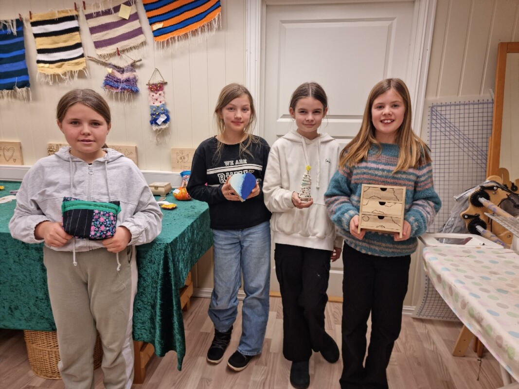 Oda Solem Måøy (t.v.), Sunniva Fiske, Tone Sæther og Eleah Sæter viser fra det de synes er finest av det de har laget Oda Solem Måøy (t.v.), Sunniva Fiske, Tone Sæther og Eleah Sæter viser fra det de synes er finest av det de har laget
