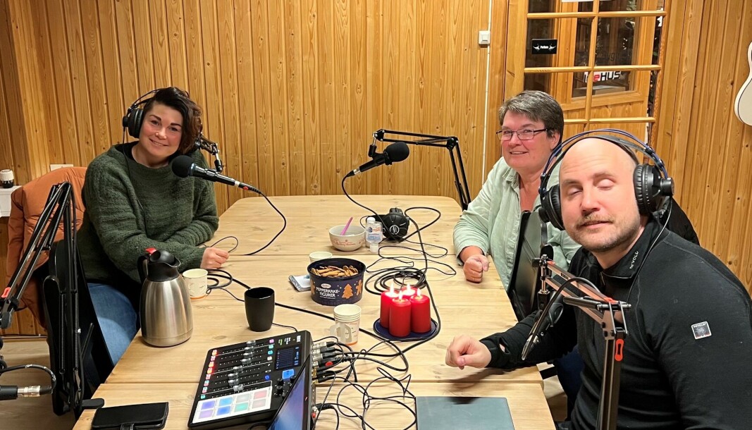 Anne Forsberg Røen og (Tante) Lise Dagrun Løset er gjester i Håkon og Karsteins bærbare juleparty. Anne Forsberg Røen og (Tante) Lise Dagrun Løset er gjester i Håkon og Karsteins bærbare juleparty.