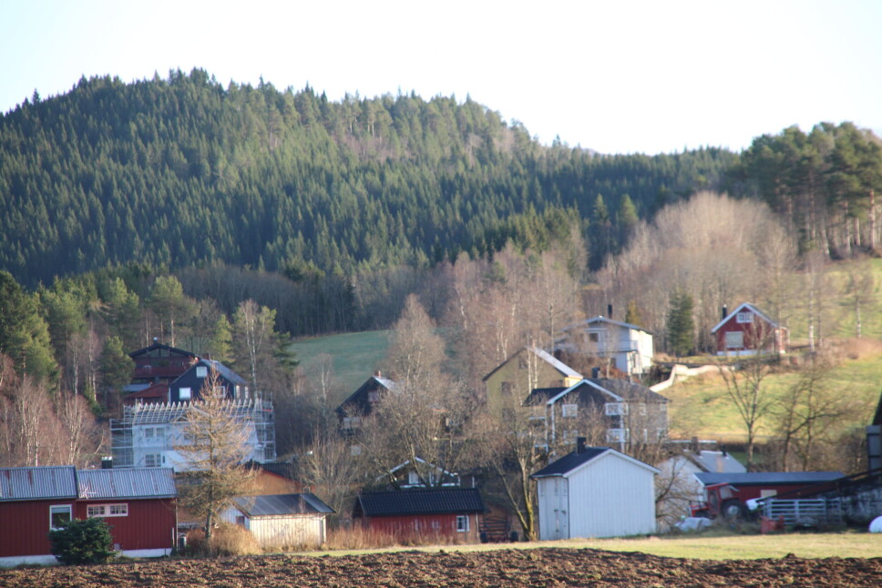 Frå Kjerklandet sjer vi det nye huset kjem opp på tomta der Trollheim sto. Dette byggefeltet blir kalla Trollfaret og med dei nye husa som er kome opp, blir adressa til det nye huset truleg Trollheimsvingen.