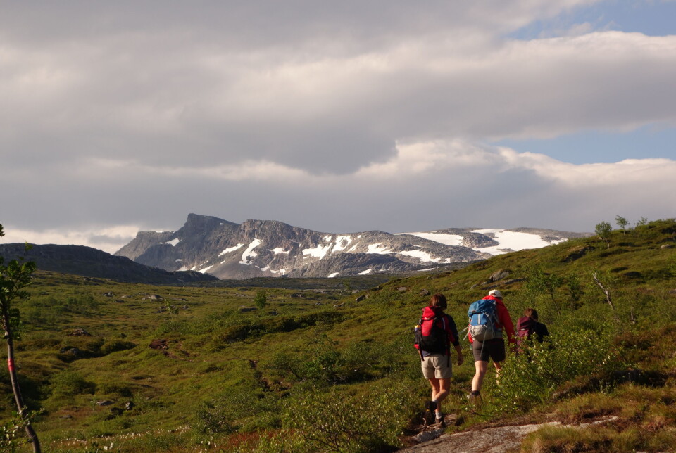 På tur inn i Trollheimen. Snota og Litj-Snota i det fjerne.