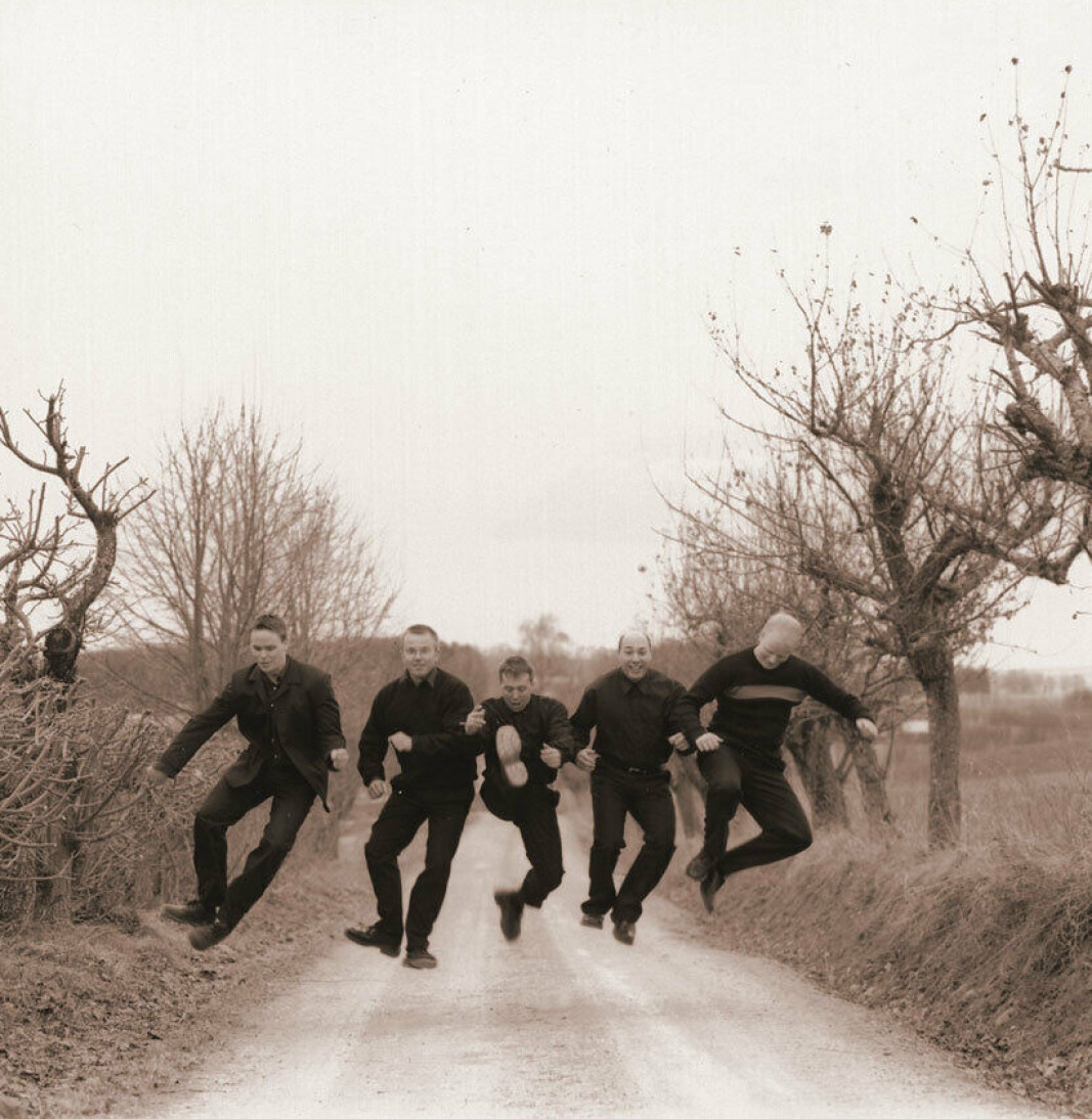 Over Stok Og Steen består av Thomas Lomundal, fele/Thomas Nilssen, trekkspill og klarinett/ Ronny Kjøsen, trekkspill og piano/ Morten Brattås, gitar/Frode Slupphaug, bass. Over Stok Og Steen består av Thomas Lomundal, fele/Thomas Nilssen, trekkspill og klarinett/ Ronny Kjøsen, trekkspill og piano/ Morten Brattås, gitar/Frode Slupphaug, bass.
