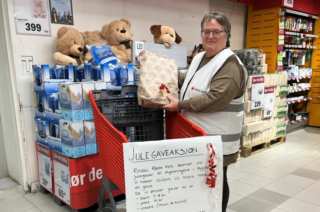 May Ruth Halgunset i Rindal Røde Kors oppfordrer både bedrifter og private om å gi julegaver til krigsflyktningene. Her leverer hun en gave i vogna som er satt ut hos Extra Rindal. Gaver kan også levere hos Bunnpris og Nybø.