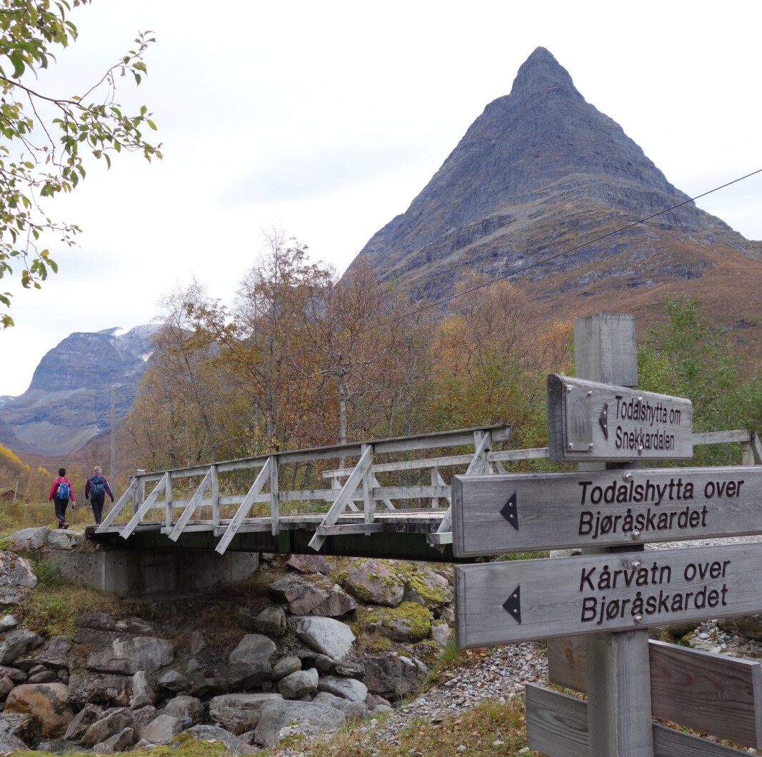 Mellom Renndølsetra og Innerdalshytta renn Renndøla ut i Innerdalsvatna, her går turistlina til Todalshytta og Kårvatn via Bjøråskaret. Mellom Renndølsetra og Innerdalshytta renn Renndøla ut i Innerdalsvatna, her går turistlina til Todalshytta og Kårvatn via Bjøråskaret.