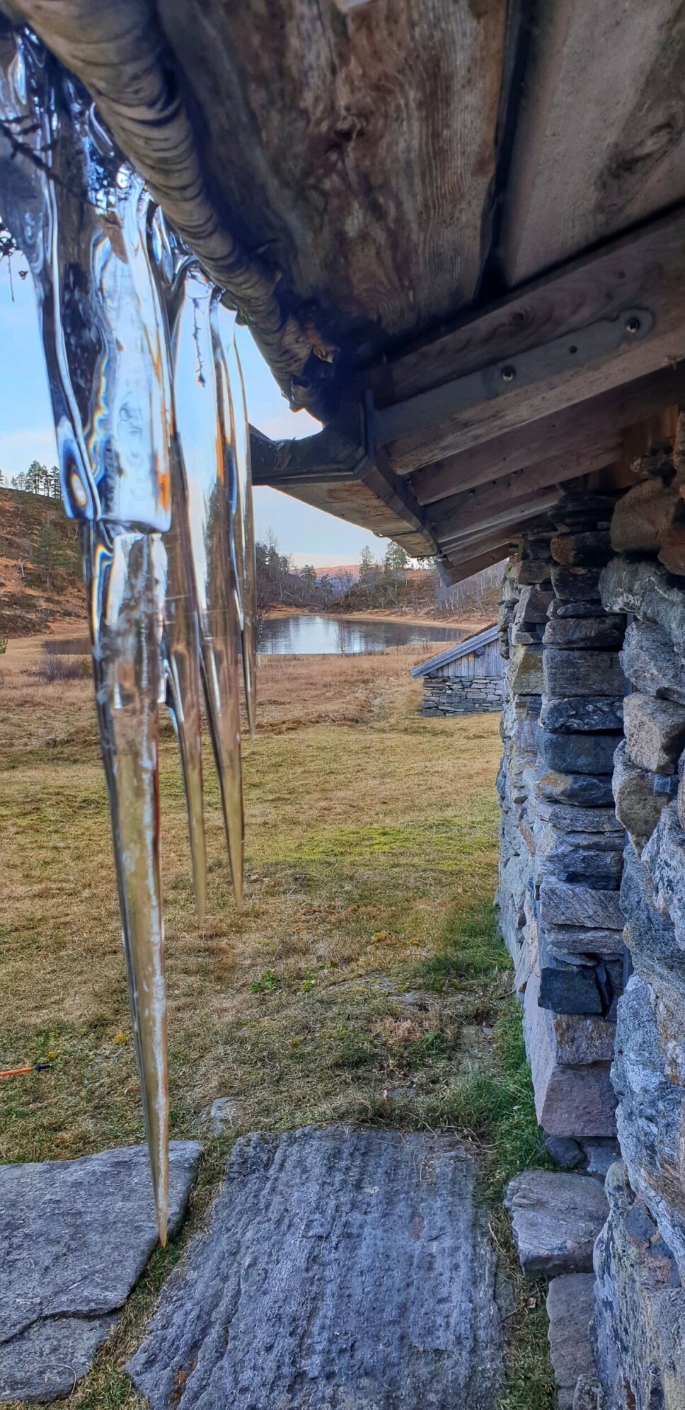 Snøen manglar i november, men istappane heng frå taket ved Ranessetra.
