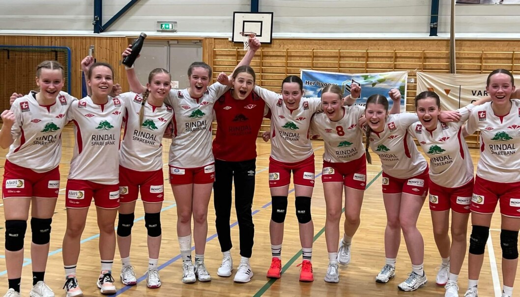 Rindal J15 er ubeseiret så langt i serien. Denne uka tok de en kontrollert seier over Skaun, og alle utespillerne på laget var på scoringslista. Rindal J15 er ubeseiret så langt i serien. Denne uka tok de en kontrollert seier over Skaun, og alle utespillerne på laget var på scoringslista.
