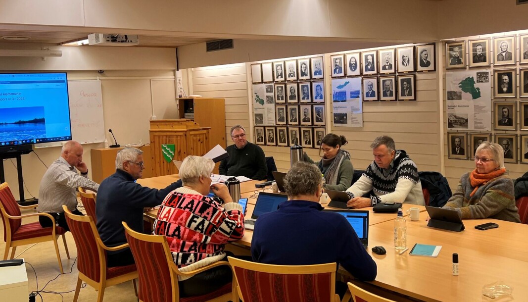 Formannskapet i Surnadal kommune stemte til slutt for å støtte arbeidet med fotballhall på Syltøran. Formannskapet i Surnadal kommune stemte til slutt for å støtte arbeidet med fotballhall på Syltøran.