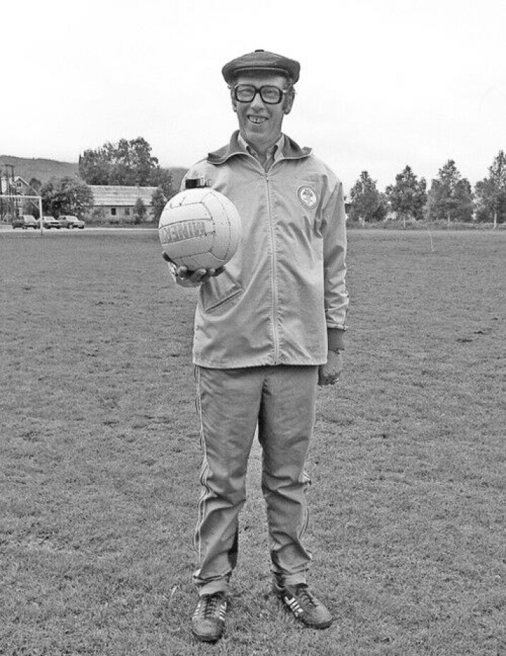 Mens vi er i siget, tek vi med enda ein Trollbane-link, denne fra Dalguten og Storås. Husbyggar Marit Ustad Hove sin bestefar, Erlig Hove, var ofte å sjå på Trollbanen som fotballdommar. I dette tilfelle klar til det som for ei kort stund var verdens lengstvarende fotballkamp mellom Troll og Dalguten i 1979. Kampen varte i 51 timar.