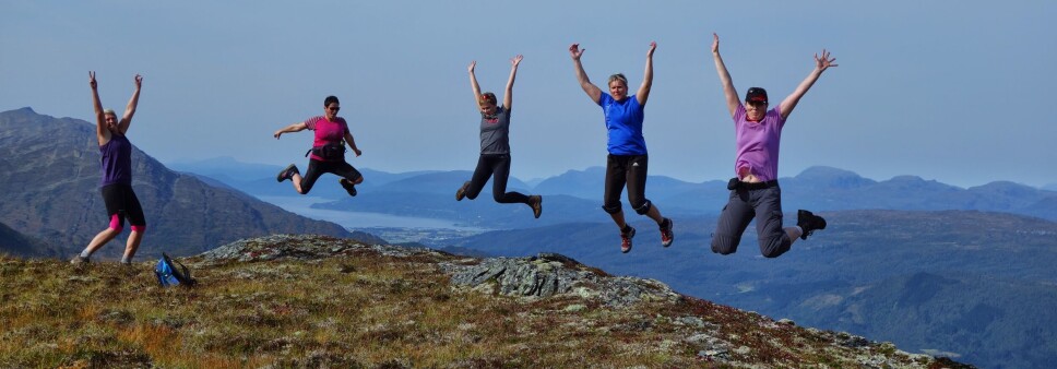 Tupptausene svever over Bollen og Surnadalen. Ei stund var det populært å ta hoppebilder, heldigvis har den trenden gått over. Eller har det kanskje noe med alderen til 'utpåturvennene' å gjere? Her vart sjølvutlausar-funksjonen bruka, så det skulle litt til for å synkronisera hoppa vår.