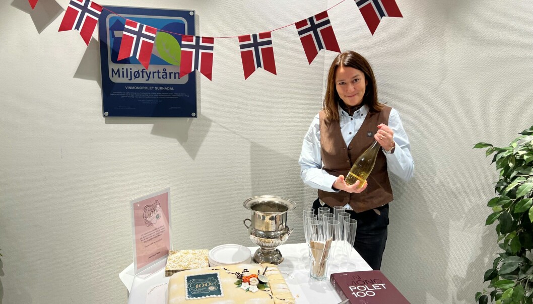 Butikksjef Janne Husby Haugen serverte kake og alkoholfri cider i anledningen 100-årsjubileet.