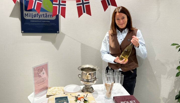 Butikksjef Janne Husby Haugen serverte kake og alkoholfri cider i anledningen 100-årsjubileet.