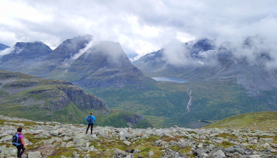 Utsikt frå Bjøråskaret og ned i Innerdalen. Utsikt frå Bjøråskaret og ned i Innerdalen.