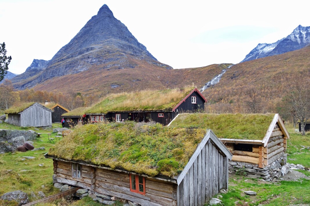 Innerdalstårnet i ein meir kjent positur med Renndølsetra i forgrunnen. Innerdalstårnet i ein meir kjent positur med Renndølsetra i forgrunnen.