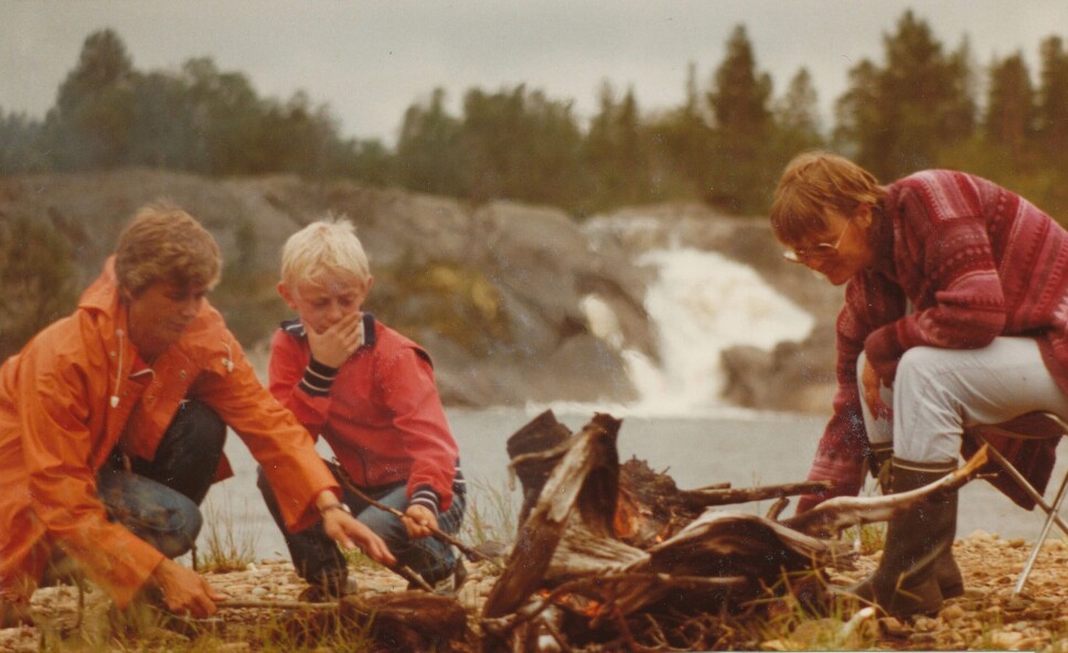 Famileutflukt til Hølstoen i fellesferien 1983. Det ikkje så varme nordmørsveret , vart nytta til grilling og bålkaffe ved dammen med Hølstoinn i bakgrunnen. Aud, Håkon og Eva Solvik