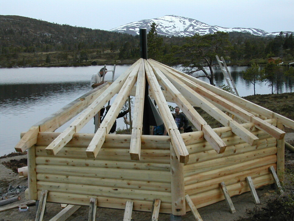 Fra en dugnad på gapahuken ved Langvatnet i 2004.
