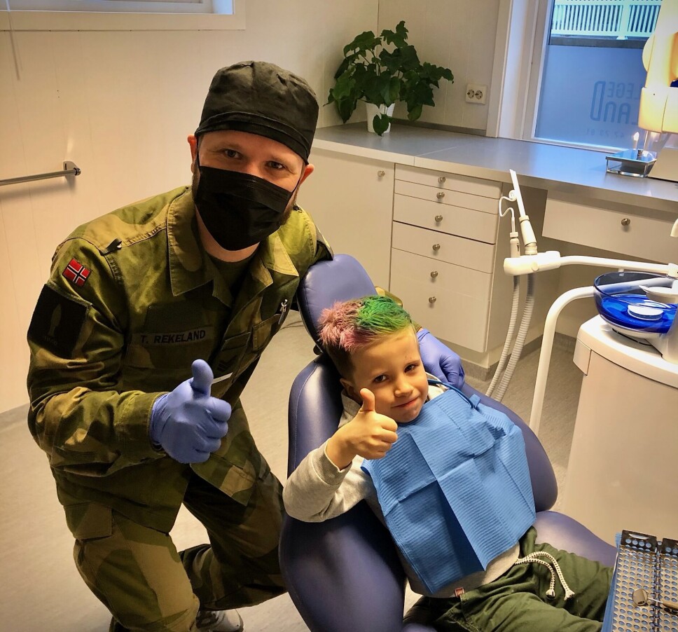 Uniform på jobben-dagen: – Derfor bruker tannlegen din militær uniform