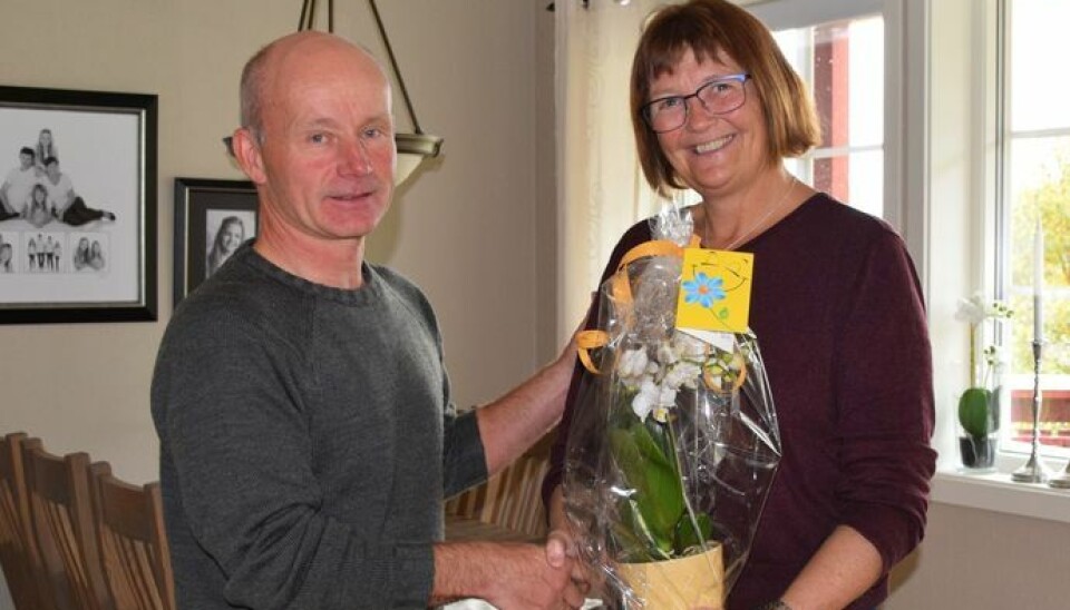 Lisbeth Evjen Halgunset vart veldig overraska, og ikkje minst veldig glad, da ho fekk vite at ho var Årets Ildsjel i Rindal. Her med Lars Olav Lund frå Rindal idrettsråd.