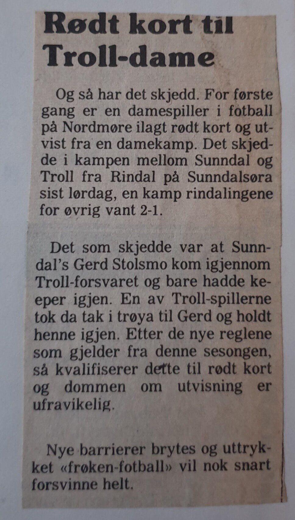 Faksimile fra artikelen som truleg er frå Tidens Krav i 1981: 'Og så har det skjedd. For første gang er en damespiller i fotball på Nordmøre ilagt rødt kort og utvist fra damekamp'