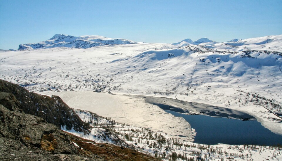 Utsikt ned til Gråsjødammen og skiløypa mot Breiskaret, Svartvatnet og Snota. Denne løypa er utsatt for ras frå skavlane. Dersom du zoomar inn på bildet, kan du sjå ei lite ras som går over skiløypa.