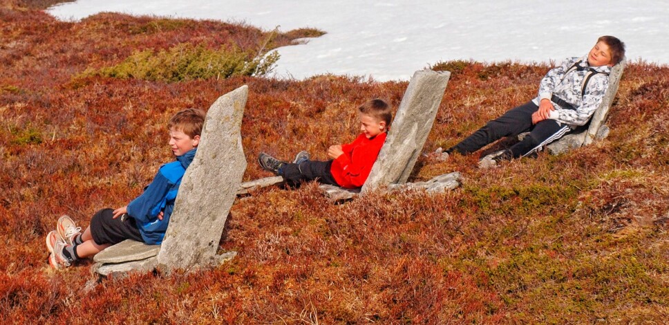 Eirik Kjønsø Solvik, Håvard Solvik og Joar Svinsås kviler på stresslesstolane av stein ved stien til Slumpan. Mai 2011.