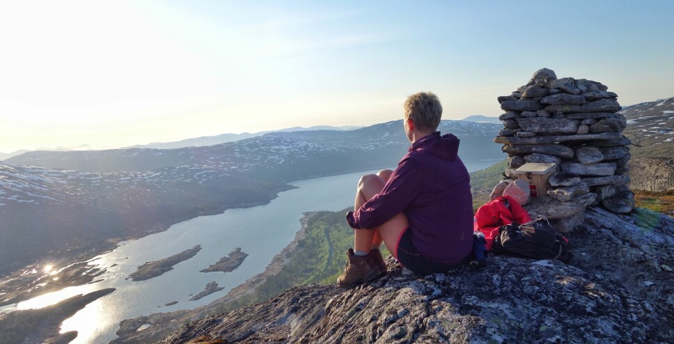 Kari Mette Skjølsvold ser ut over Foldsjøen fra varden på Slumpan juni 2016.