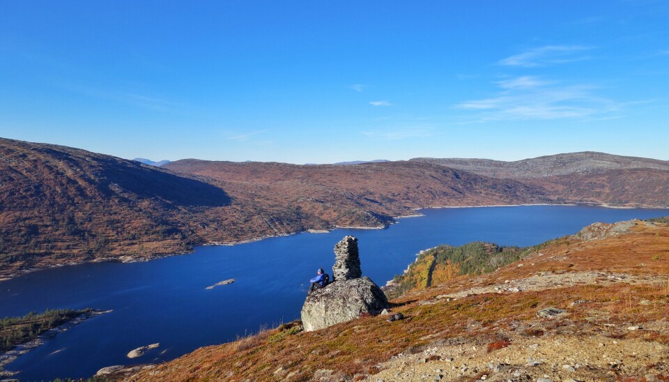 Ein kvil ved varden som er bygd på steinen, utsikt over Foldsjøen.