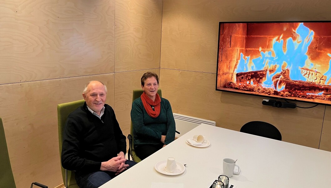 Joralf og Elin Aasbø koste seg med kaffekoppen foran peisen. Joralf og Elin Aasbø koste seg med kaffekoppen foran peisen.