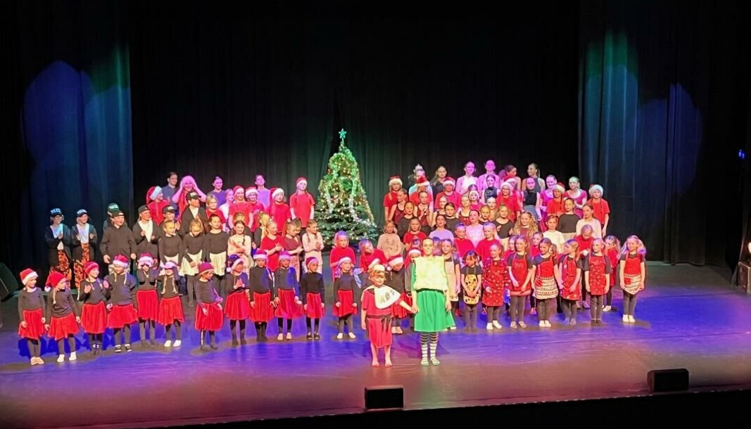Hele gjengen takker publikum for oppmøtet. Cindy Lou og Grinchen i front. Hele gjengen takker publikum for oppmøtet. Cindy Lou og Grinchen i front.