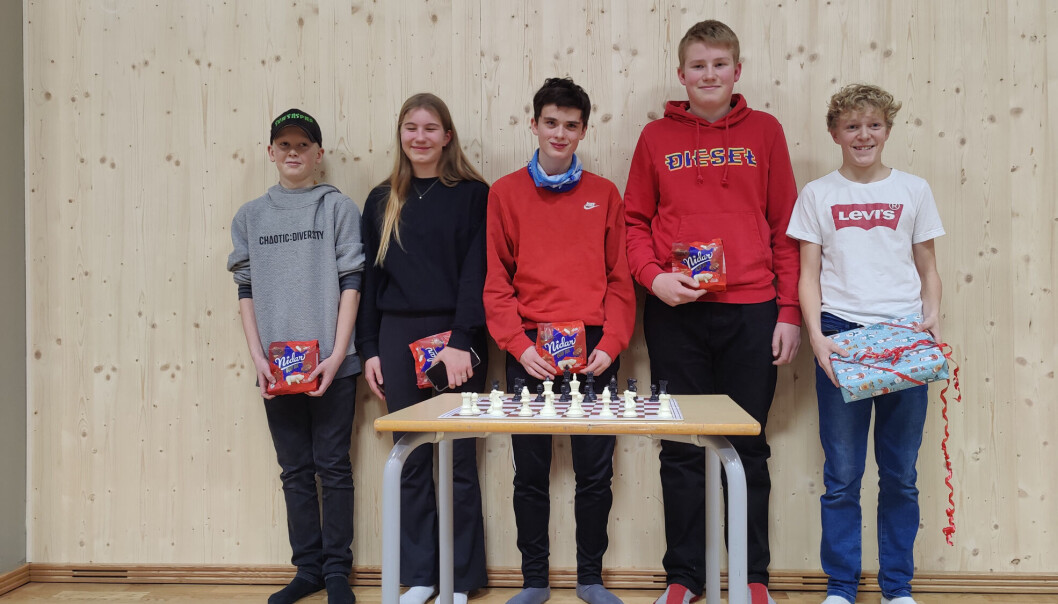 Fornøgde med premiane: Markus Bolme (årets nykommar), June Ranes (4. plass og beste jente), Asbjørn Bøe (3. plass), Ola Magnar Husby Tellesbø (2. plass) og vinnar Vegard Aasbø. Fornøgde med premiane: Markus Bolme (årets nykommar), June Ranes (4. plass og beste jente), Asbjørn Bøe (3. plass), Ola Magnar Husby Tellesbø (2. plass) og vinnar Vegard Aasbø.