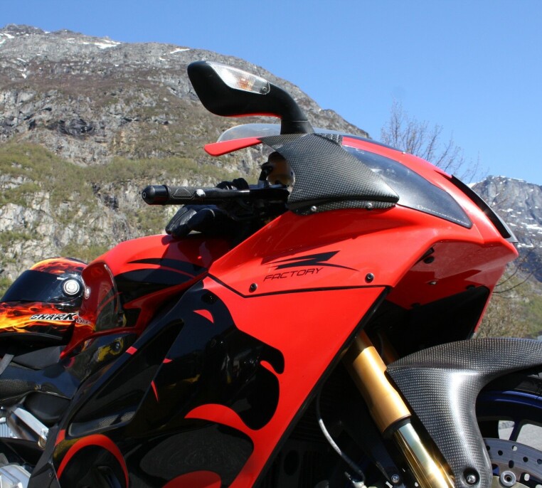 Eli sin første Aprilia med Aprilialøva var en 40-årsgave fra kaillen. Her på Sunndalsøra i 2011.