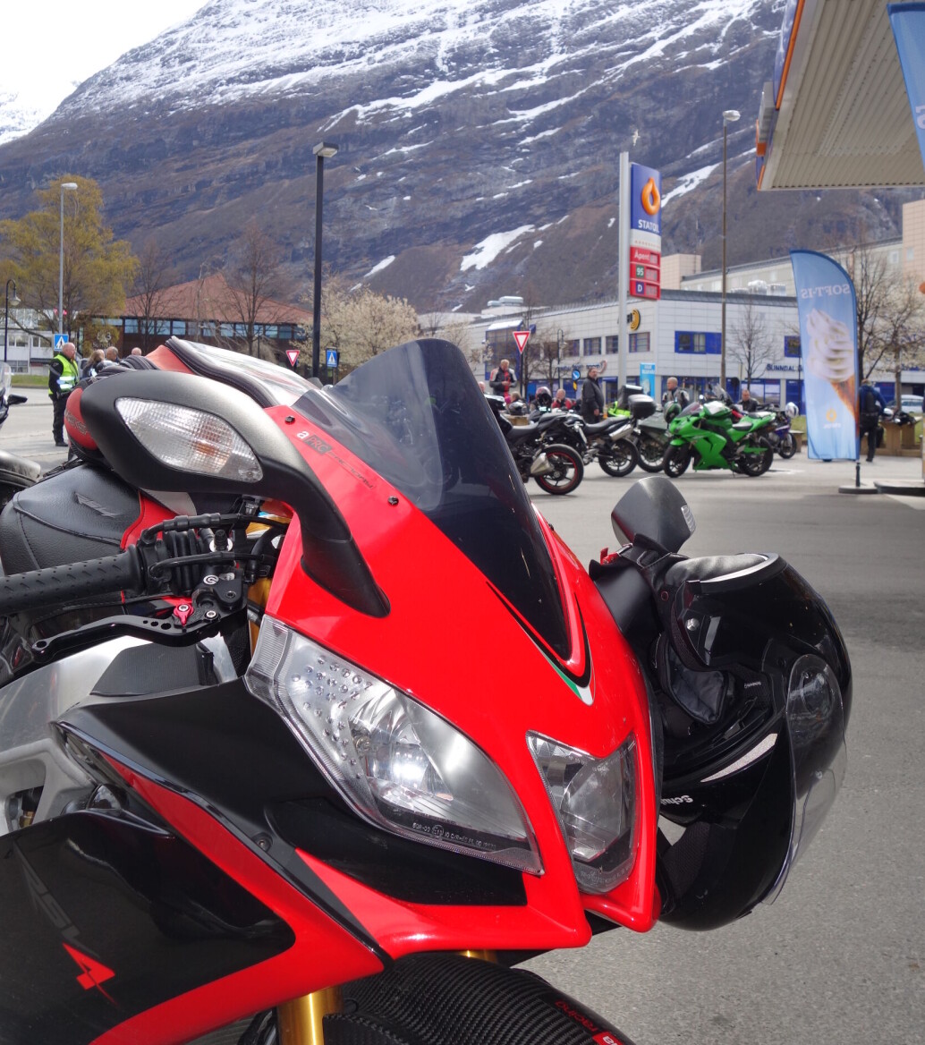 Frå Sunndalsøra i 2015, da var Apriliaen eit år og Eli har den fortsatt i 2022. Det er ein Aprilia RSV 1000 Factory og den har nok av hester.