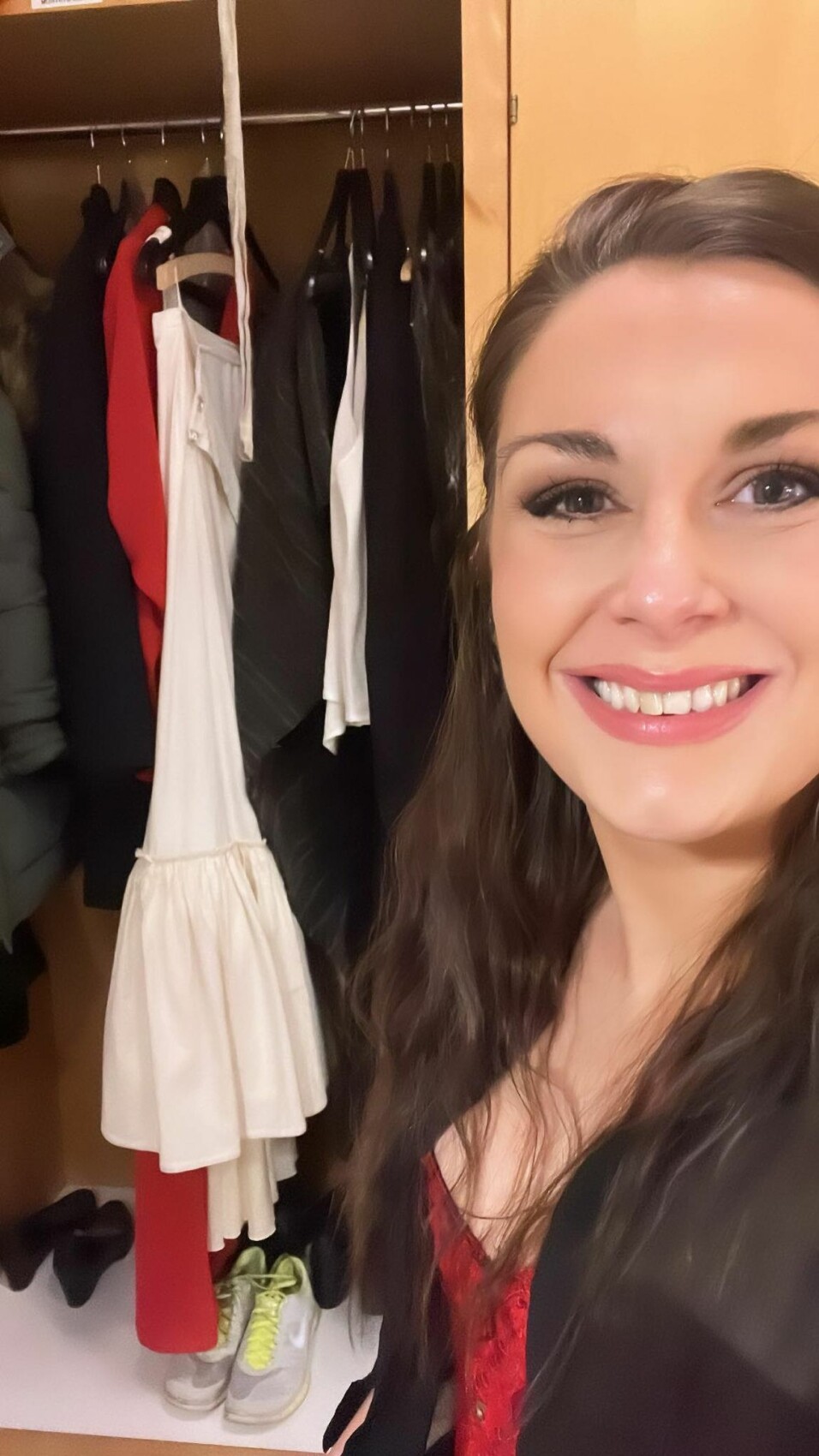 I skapet bak meg heng kostyma til både «Trollflöjten» og «La bohème» pluss eit par treningssko som brukast nede i treningsrommet på operaen mellom slaga når det er ekstra lange dagar.