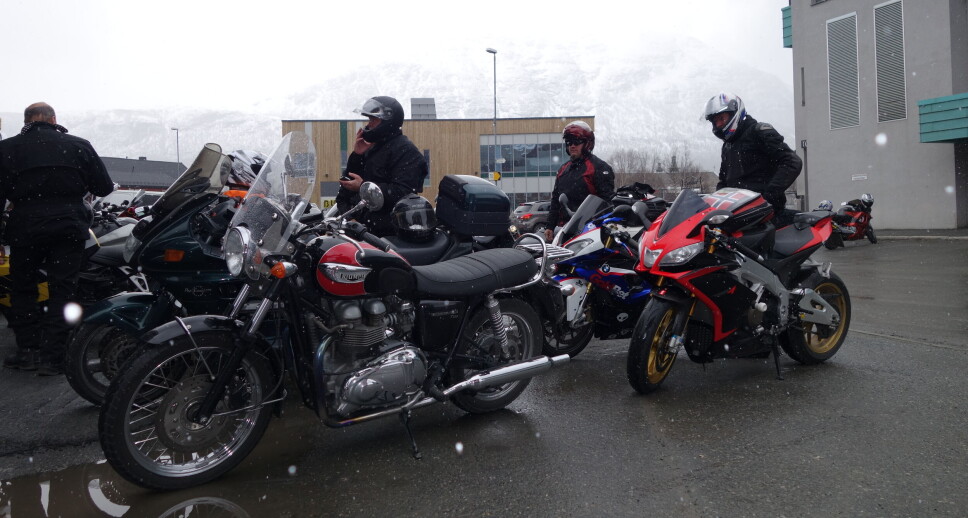 1. mai 2015.Klar for avgang fra Grøseth Kafeteria. Det er ikkje uvanleg at det kan komme snø på Oppdal 1.mai. Veret har mykjy å seie for antallet motorsyklar som blir med på runden.