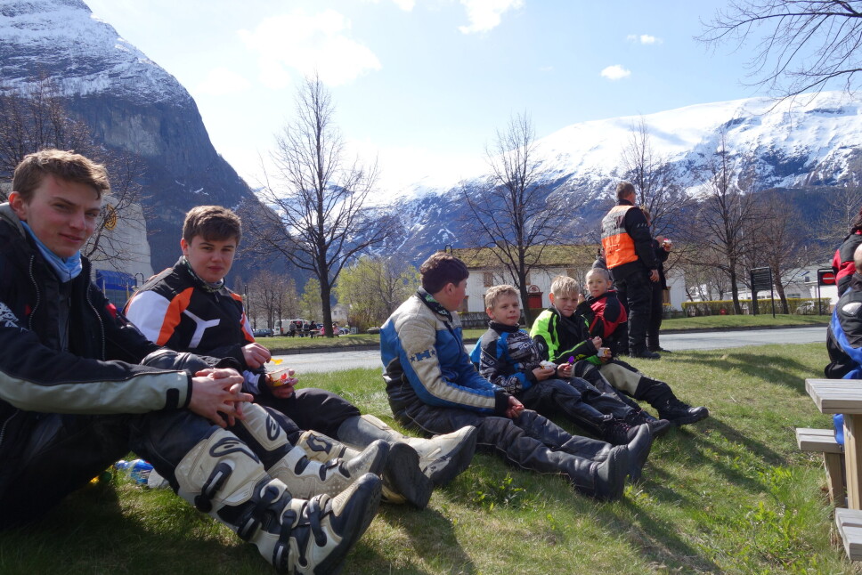 1.mai 2016 Sunndal. Det er håp for rekrutteringa i motorsykkelmiljøet i Rindal. F.v.: Eirik Kjønsø Solvik, Joar og Stian Svinsås, Håkon, Oddvar og Trond Børset.