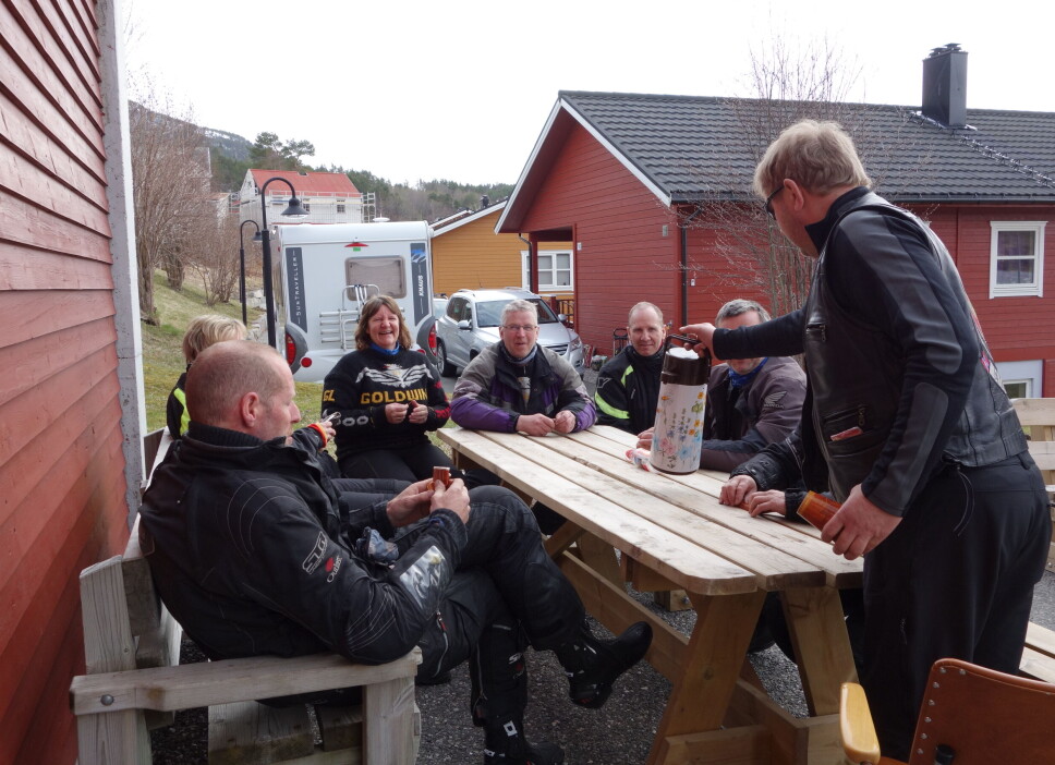 1. mai 2013 Tingvoll. Her er det utfløtta rindaling, Nils Helge Evjen, som steller godt med besøket fra Rindal og Surnadal.