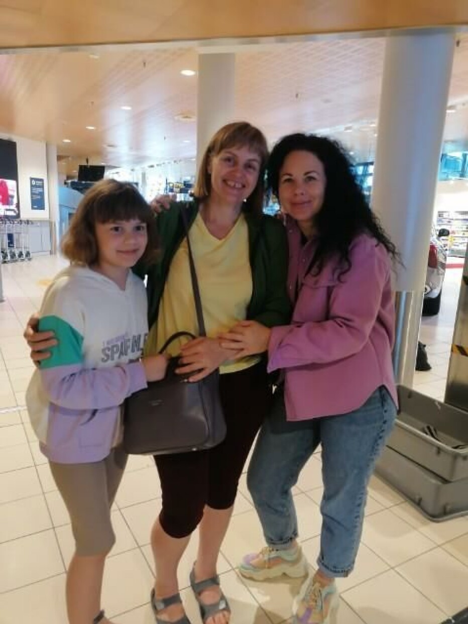 Arina og Olena Nurkhametova og Augute Røen på Værnes da de kom til Norge i juni i år.