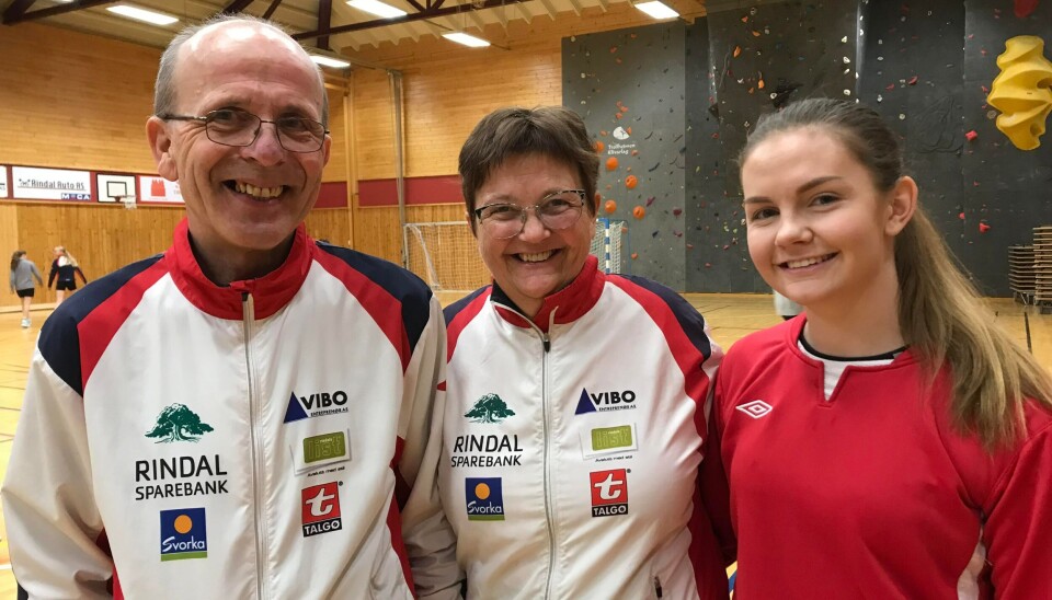 Lisbeth Evjen Halgunset begynte å spele handball som 13-åring, da hadde Inge Hermann Foss akkurat kome til Rindal og starta fleire handballag. I dag er både Lisbeth og Inge Hermann i støtteapparatet til Rindal sitt 3. divisjon lag. Dottera til Lisbeth, Maren Halgunset, er keeper på handballaget.