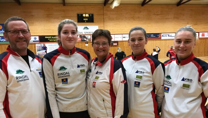 Lisbeth Halgunset omringa av trener Jens Hove, og D3-spelerane Nora Bolme Fjerstad, Marit Hove og Hanna Sjøland Saksen Lisbeth Halgunset omringa av trener Jens Hove, og D3-spelerane Nora Bolme Fjerstad, Marit Hove og Hanna Sjøland Saksen