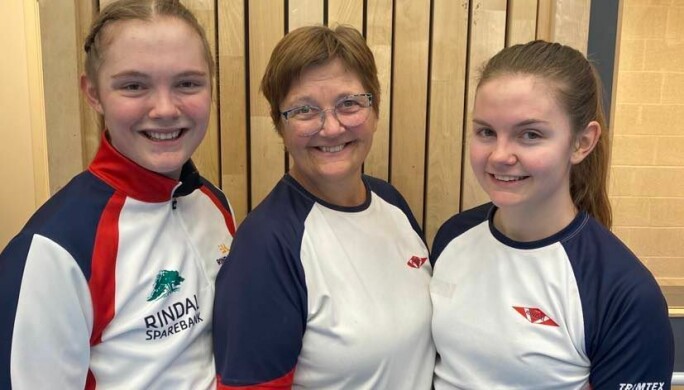 <span class=" font-weight-bold" data-lab-font_weight_desktop="font-weight-bold">Handballmamma</span>: Mina Halgunset, Lisbeth Halgunset og Maren Halgunset. Begge døtrene til Lisbeth spelar handball på D3. Lisbeth har vore aktiv i handballmiljøet i Rindal i heile oppveksten til døtrene sine. «Du e gau, Maren, men e lika mor di bær e!», fekk Maren høyre av ei venninne. <span class=" font-weight-bold" data-lab-font_weight_desktop="font-weight-bold">Handballmamma</span>: Mina Halgunset, Lisbeth Halgunset og Maren Halgunset. Begge døtrene til Lisbeth spelar handball på D3. Lisbeth har vore aktiv i handballmiljøet i Rindal i heile oppveksten til døtrene sine. «Du e gau, Maren, men e lika mor di bær e!», fekk Maren høyre av ei venninne.