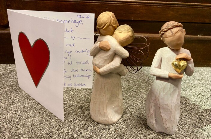 Gave til personalet fra foreldregruppa. Figurene symboliserer den gode omsorgen de gir våre barn. Gave til personalet fra foreldregruppa. Figurene symboliserer den gode omsorgen de gir våre barn.