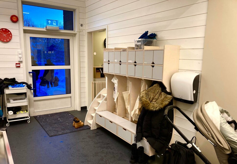 Inngangspartiet til den nye barnehagen. Praktisk garderobe, lyst og romslig.