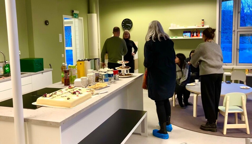 I barnehagens første store oppholdsrom, er det også satt inn et kjøkken, med en praktisk kjøkkenøy, som gjør at barna lett kan være delaktig i matlaging.